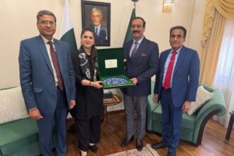 Pakistan delegation meeting with High Commissioner in Colombo during SAARC Conference