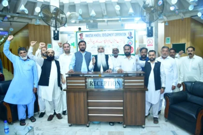 PMDC workers and union representatives discussing the Warcha rock salt lease dispute