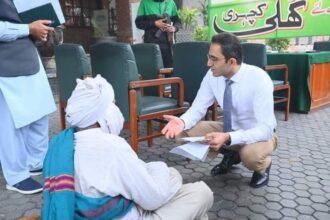 DC Gujranwala Hears Public Complaints Under Open-Door Policy