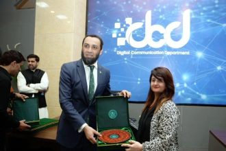 Information Minister Attaullah Tarar Presents Recognition Shield to APMC Chairperson Qurat ul Ain Ali Khawaja