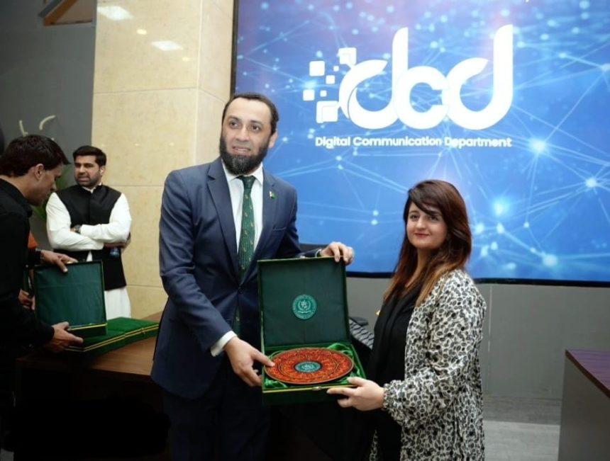 Information Minister Attaullah Tarar Presents Recognition Shield to APMC Chairperson Qurat ul Ain Ali Khawaja