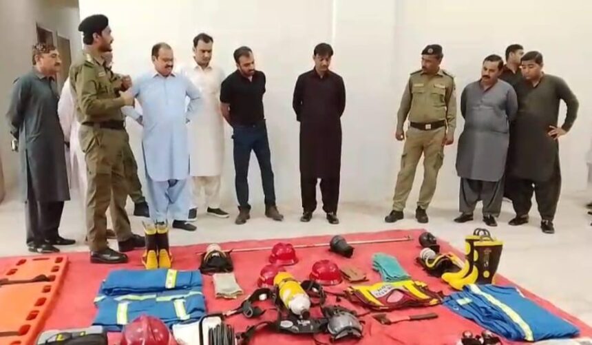 MNA Dr Mahesh Kumar Malani Visits Rescue 1122 Office in Mithi, Receives Guard of Honour