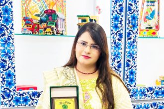 Salma Malik Honored with “Best Journalist Award” by Bazm-e-Nudrat-e-Fikr