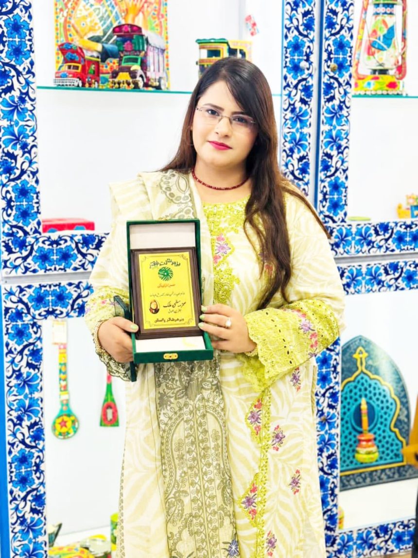 Salma Malik Honored with “Best Journalist Award” by Bazm-e-Nudrat-e-Fikr