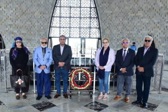 US Business Delegation Pays Tribute to Jinnah at Mazar-e-Quaid
