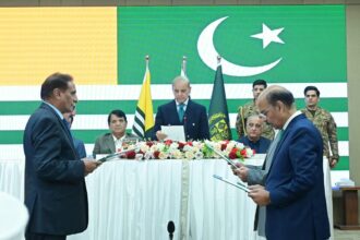 PM Shehbaz Administers Oath to Four New AJK Council Members, Assures Federal Support